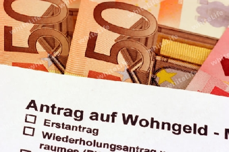 Formular eines Wohngeldantrags mit Euroscheinen