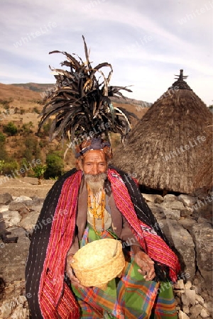 Ein Bauer in Zeremonieller Kleidung vor seinem Haus in einem Bauerndorf beim Bergdorf Maubisse suedlich von Dili in Ost Timor auf der in zwei getrennten Insel Timor in Asien