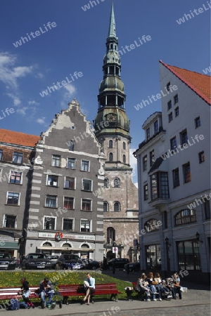 Der Kirchturm der Petrikirche beim Rathausplatz in der Altstadt in Riga, Lettland  