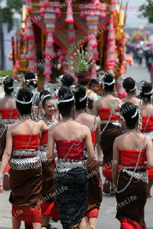 Eine traditionelle Tanz Gruppe zeigt sich an der Festparade beim Bun Bang Fai oder Rocket Festival in Yasothon im Isan im Nordosten von Thailand. 