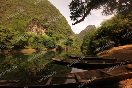 Die Landschaft am Nam Don oder Don River beim Dorf Tha Falang von Tham Pa Fa unweit der Stadt Tha Khaek in zentral Laos an der Grenze zu Thailand in Suedostasien.