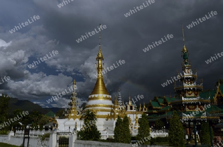 Der Tempel Wat Jong Kham und Jong Klang am See Nong Jong Kham im Dorf Mae Hong Son im norden von Thailand in Suedostasien.