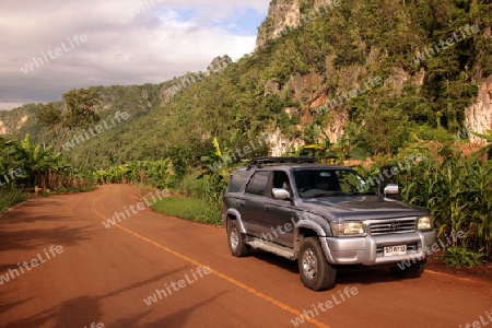 Ein Mietauto beim Dorf Fang noerdlich von Chiang Mai im Norden von Thailand. 