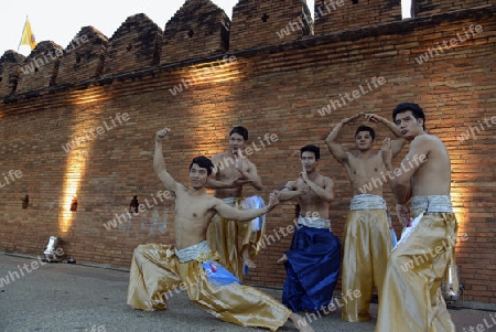 Traditionelle Taenzer an einem Abend vor der alten Stadtmauer am  Pratu Tha Phae Platz in Chiang Mai im norden von Thailand in Suedostasien.