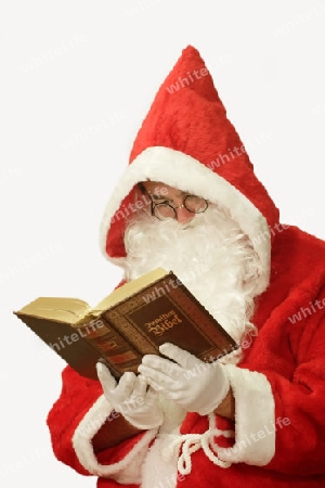 Weihnachtsmann liest in einer Bibel, freigestellt auf hellem Hintergrund