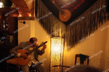 Eines von mehreren Fado Lokalen mit Live Fadomusik und gutem Essen im Quartier Alfama in der Altstadt von Lissabon  in Portugal.