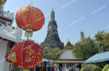 Die Tempelanlage des Wat Arun am Mae Nam Chao Phraya River in der Hauptstadt Bangkok von Thailand in Suedostasien.