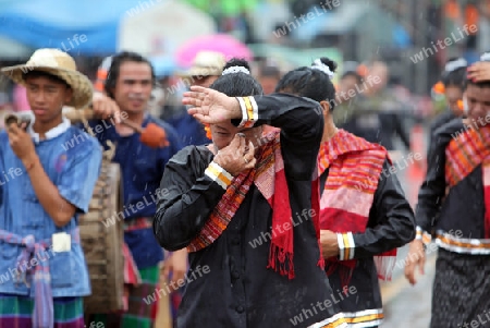 Menschen an der Festparade beim Bun Bang Fai oder Rocket Festival in Yasothon im Isan im Nordosten von Thailand. 