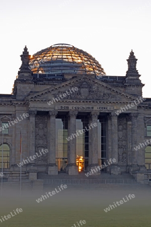 Reichstag in Berlin bei Sonnenaufgang und Bodennebel im Gegenlicht., Berlin, Deutschland, Europa, oeffentlicherGrund