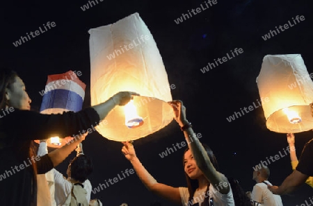 Die Menschen feiern den Jahreswechsel ueber Neujahr beim Sanam Luang Park in Banglamphu der Hauptstadt Bangkok von Thailand in Suedostasien.