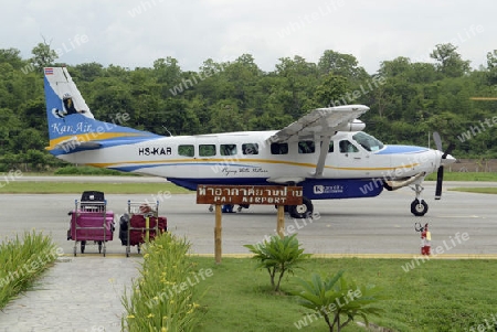 Ein Flugzeug der Kan Air auf dem Flugplatz in Pai im norden von Thailand in Suedostasien.