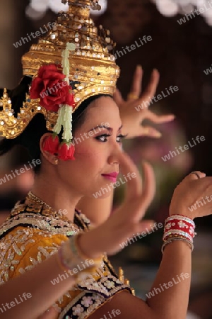 Ein Traditioneller Tanz im Erewan Schrein in der Th Phra Ram 1 Road beim Siam Square in Bangkok der Hauptstadt von Thailand in Suedostasien.