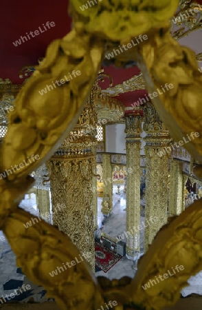 Der Grosse Tempel oder Chedi Phra Maha Chedi Chai Mongkhon auf einem Huegel bei Roi Et in der Provinz Roi Et nordwestlich von Ubon Ratchathani im nordosten von Thailand in Suedostasien.