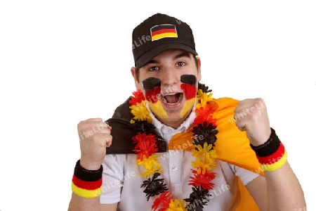 Junger m?nnlicher Fussballfan auf weissem Hintergrund