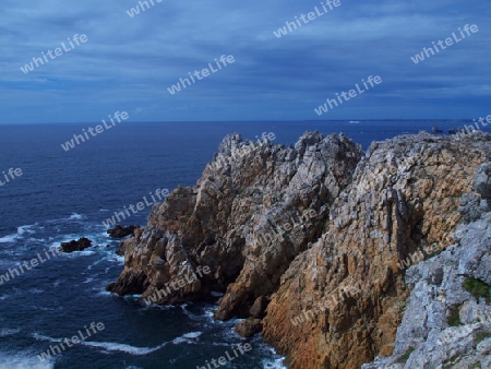 schroffe Felsklippen in der Bretagne