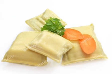 Maultaschen auf hellem Hintergrund