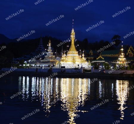 Der Tempel Wat Jong Kham und Jong Klang am See Nong Jong Kham im Dorf Mae Hong Son im norden von Thailand in Suedostasien.