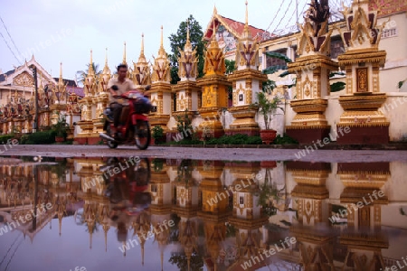 Der Tempel Wat Sainyaphum in der Stadt Savannahet in zentral Laos an der Grenze zu Thailand in Suedostasien.