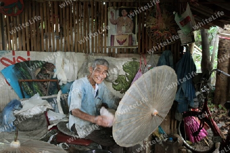 Die traditionelle Papierschirm Produktion in Chiang Mai im  Norden von Thailand.