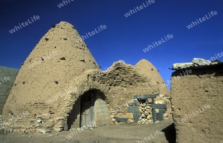 Die traditionellen Lehmhaeuser in den Bauerndoerfer wie Sarouj bei Hama in Zentralsyrien in Syrien im Mittleren Osten in Arabien.