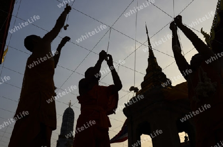 Moenche bei den Vorbereitungen auf die Neujahrsnacht Feier in der Tempelanlage des Wat Pho in der Hauptstadt Bangkok von Thailand in Suedostasien.