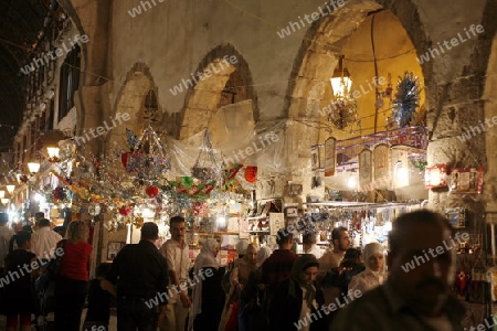 Eine Gasse mit Geschaeften im Souq in der Altstadt der Syrischen Hauptstadt Damaskus