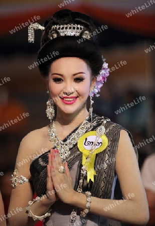 Eine Miss Kandidatin anlaesslich der Miss Wahl beim Bun Bang Fai oder Rocket Festival in Yasothon im Isan im Nordosten von Thailand. 