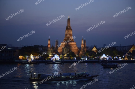 Die Tempelanlage des Wat Arun am Mae Nam Chao Phraya River in der Hauptstadt Bangkok von Thailand in Suedostasien.