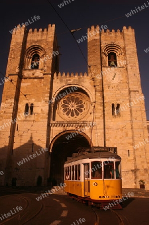 Ein Tram in der  Altstadt von Alfama in der Innenstadt der Hauptstadt Lissabon in Portugal.   