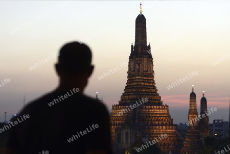 Die Tempelanlage des Wat Arun am Mae Nam Chao Phraya River in der Hauptstadt Bangkok von Thailand in Suedostasien.