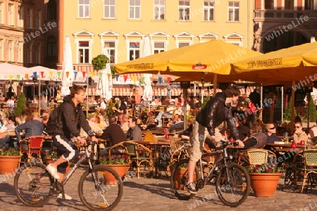 Europa, Osteuropa, Baltikum, Lettland, Riga, Hauptstadt, Altstadt, Domplatz, Dom, Kirchturm, Restaurant, Abend, 
Ein Restaurant und Bierhaus vor dem Dom am Domplatz in der Altstadt von Riga der Hauptstadt von Lettland im Baltikum und Osteuropa.   