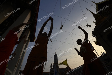 Moenche bei den Vorbereitungen auf die Neujahrsnacht Feier in der Tempelanlage des Wat Pho in der Hauptstadt Bangkok von Thailand in Suedostasien.