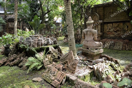 Traditionelle Figuren stehen im Garten von Ban Phor Linag Meuns Terracota Art zum Verkauf bereit dies im Terracota Garden in Chiang Mai im norden von Thailand in Suedostasien.