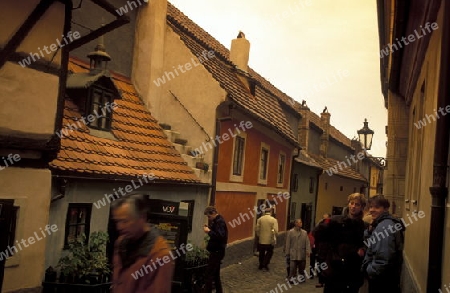 Eine Gasse im Goldschmide Viertel von Prag der Hauptstadt der Tschechischen Republik.