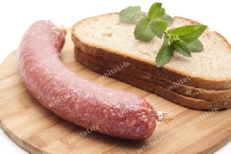 Knoblauchsalami mit Brot