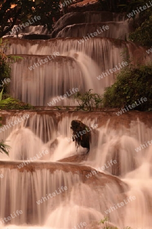 Die Landschaft mit einem Wasserfall beim Dorf Fang noerdlich von Chiang Mai im Norden von Thailand.