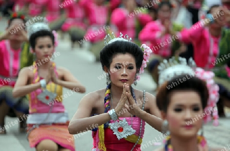 Eine traditionelle Tanzgruppe mit der thailaendischen Begruessung  zeigt sich an der Festparade beim Bun Bang Fai oder Rocket Festival in Yasothon im Isan im Nordosten von Thailand. 