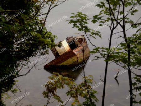 gesunkenes kleines Schiffchen in einer Bucht in der S?dbretagne