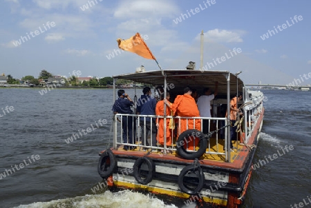 Ein Express Boot auf dem Mae Nam Chao Phraya River in der Hauptstadt Bangkok von Thailand in Suedostasien.