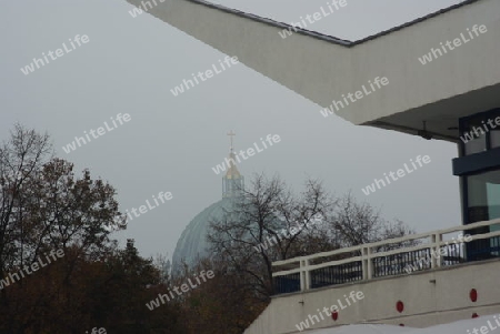 Berlin Fernsehturm mit Dom im Nebel