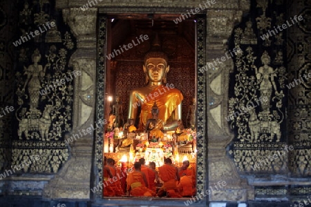 Moenche im Tempel Xieng Thong in der Altstadt von Luang Prabang in Zentrallaos von Laos in Suedostasien.  