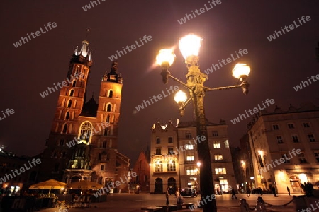 Der Rynek Glowny Platz mit der Marienkirche in der Altstadt von Krakau im sueden von Polen.