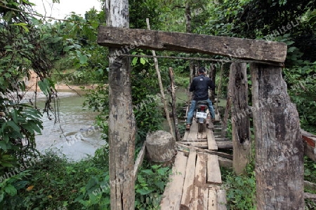 Eine Landstrasse in der Bergregion beim Dorf Kasi an der Nationalstrasse 13 zwischen Vang Vieng und Luang Prabang in Zentrallaos von Laos in Suedostasien. 