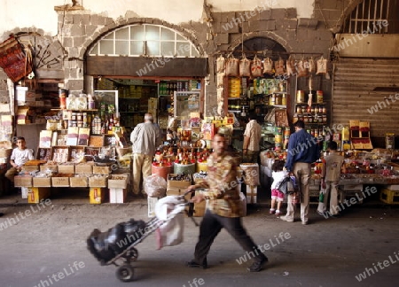 Eine Gasse mit Geschaeften im Souq in der Altstadt der Syrischen Hauptstadt Damaskus