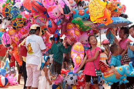 Eine Wahrenmesse beim traditionellen Bootsrennen in Vientiane der Hauptstadt von Laos in Suedostasien.  