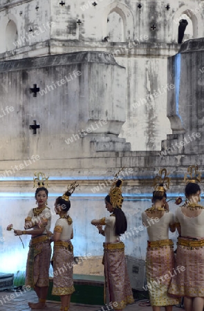 Taenzerinnen bei einem traditionellen Tanz im Santichaiprakan Park am Mae Nam Chao Phraya in der Hauptstadt Bangkok von Thailand in Suedostasien.