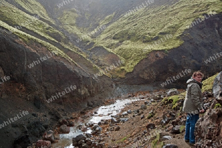 Der S?dwesten Islands, Wanderweg vor Vulkan-Kulisse in Landmannalaugar