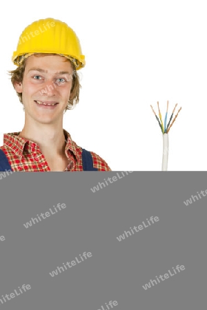 Junger Elektriker mit Starkstromkabel auf weissem Hintergrund