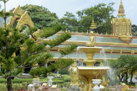 Der Grosse Tempel oder Chedi Phra Maha Chedi Chai Mongkhon auf einem Huegel bei Roi Et in der Provinz Roi Et nordwestlich von Ubon Ratchathani im nordosten von Thailand in Suedostasien.