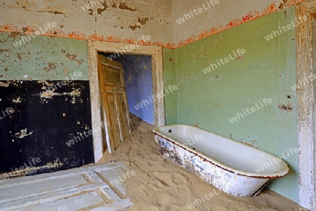 von D?nen und W?stensand eingenommene Wohngebaeude, Arbeitsgebaeude in der ehemaligen Diamantenstadt Kolmanskuppe, Kolmanskop, heute eine Geisterstadt bei L?deritz, Namibia , Afrika